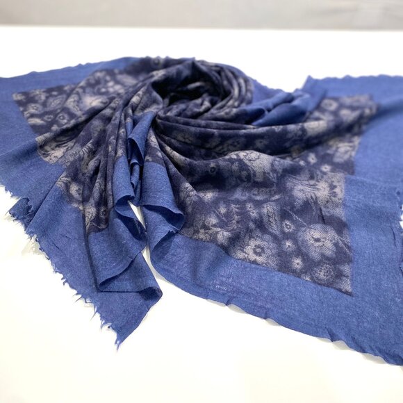 Just Look at This Scarf! Indigo Blue, Deep Navy, and a Lightweight Yet Warm Feel - Picture 2 of 9